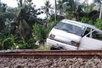 புகையிரதத்தால் மோதித்தள்ளப்பட்ட வான்: சாரதி படுகாயம்