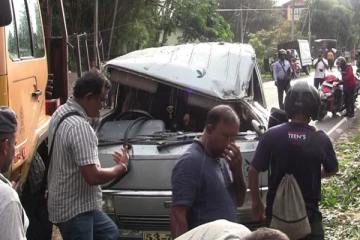 மரம் முறிந்து விழுந்ததில் ஒருவர் பலி: இருவர் காயம்