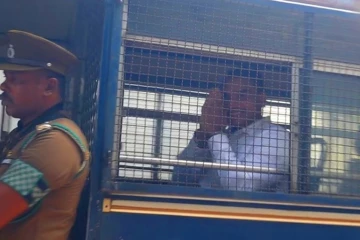 සුළු මොහොතකට පෙර නාමල් රාජපක්ෂ කොටුව අධිකරණයට පැමිණෙයි