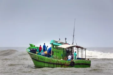 கிழக்கு கடற்பரப்பில் மையம் கொண்ட தித்வா புயல் ; கடலில் தத்தளிக்கும் மீன்பிடிப் படகுகள்