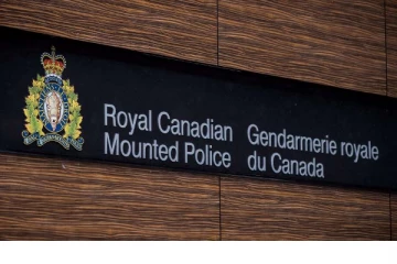 கனடாவில், விமானத்தில் குழப்பம் விளைவித்த இளைஞர் கைது