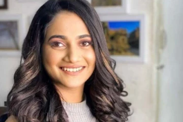 கவர்ச்சியில் தெறிக்கவிட்ட லொஸ்லியா.... முன்னழகை மறைக்க இவ்வளவு தவிப்பா?