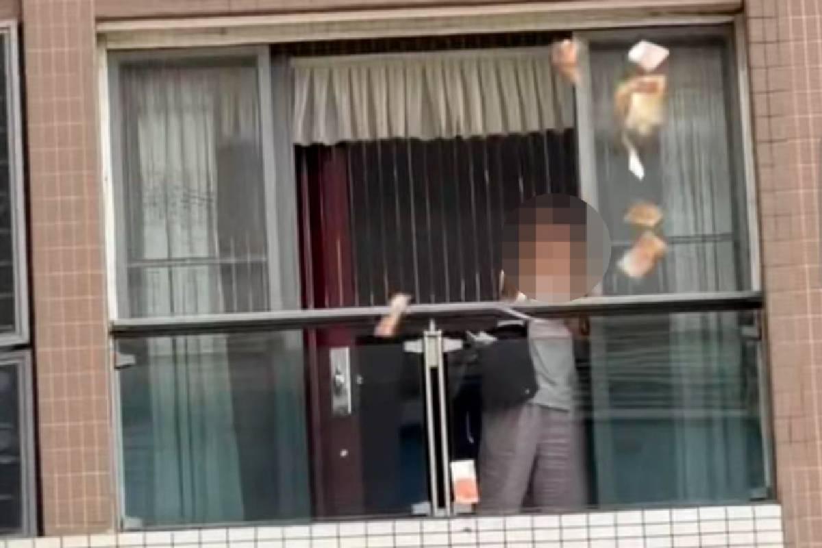 அடுக்கு மாடியில் இருந்து பணத்தை கட்டுக்கட்டாக தூக்கி வீசிய பெண் - வைரல் வீடியோ | Woman Who Threw Money From Apartment Viral Vdo