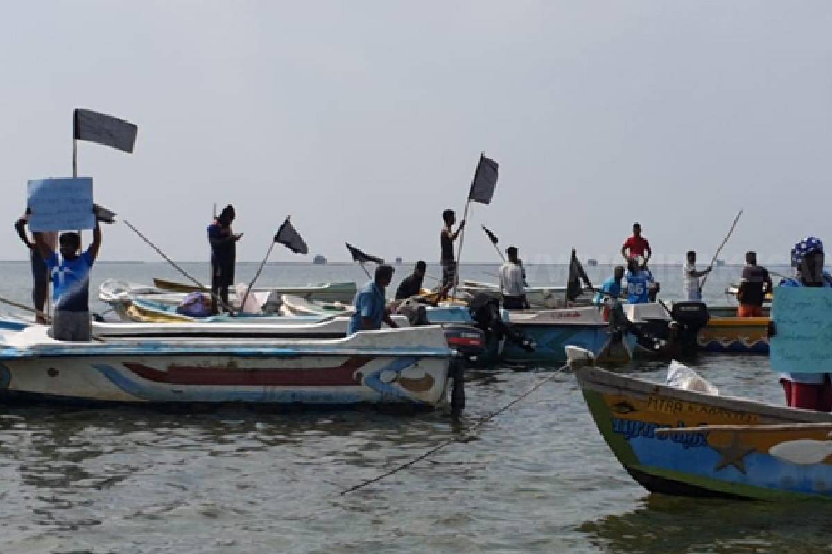 யாழ். தீவகப் பகுதியில் கடற்றொழிலாளர்கள் கறுப்புக்கொடியுடன் கடலில் இறங்கிப் போராட்டம் | Kurikattuvan Fishermen Hold Black Flag Sea Protest