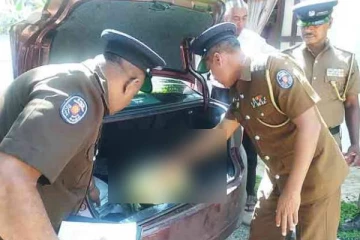 அதி சொகுசு காரை சோதனையிட்ட இராணுத்தினர்! மர்ம பொருளுடன் சிக்கிய இருவர்