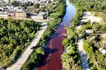 ரத்த நிறத்தில் மாறிய ஆறு - காலையில் எழுந்து பார்த்து அதிர்ச்சியில் உறைந்த மக்கள்!