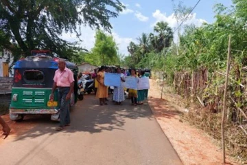 வவுனியாவில் சடலத்துடன் நடந்த போராட்டம்! (படங்கள்)