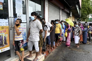 சீனி, பருப்பு, கோழியின் விலைக் கட்டுப்பாடு நீக்கம் : திண்டாட்டத்தில் மக்கள்