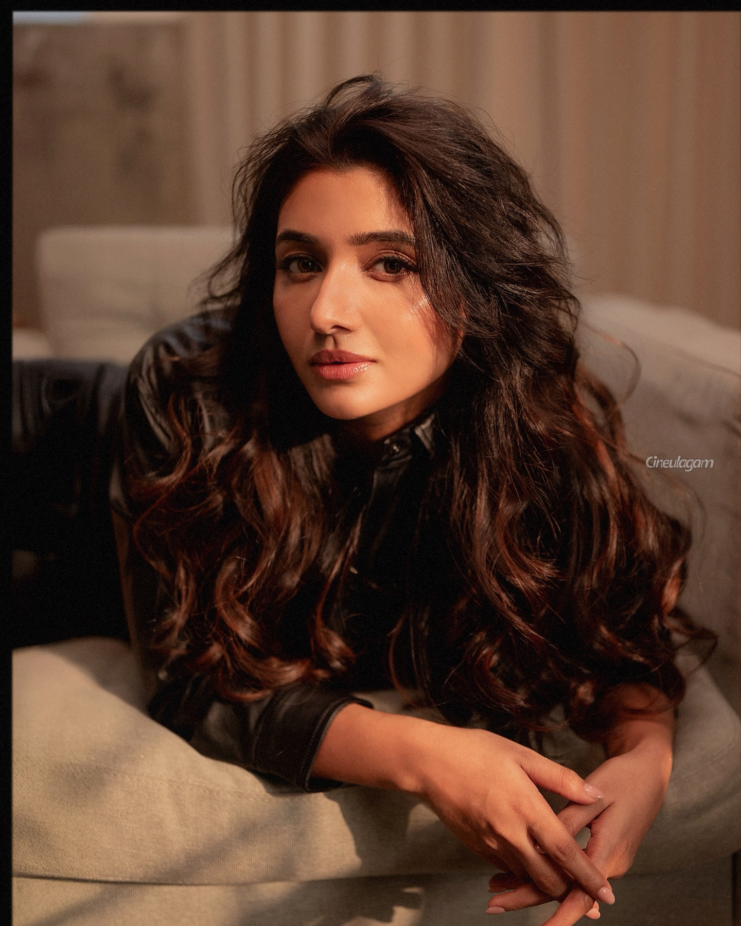 ஷார்ட் உடையில் செம ஹாட் போஸ் கொடுத்த மிர்னா மேனன் 7 Gallery