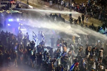 பிரதமரின் ஒற்றை முடிவு... வீதியில் இறங்கிய ஆயிரக்கணக்கானோர்: கலவர பூமியான நாடு