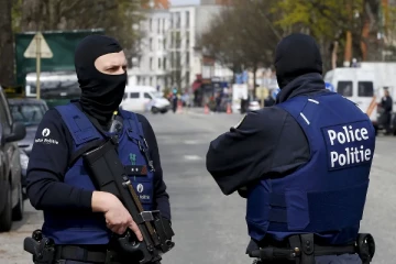 தாயை துண்டுகளாக்கி குளிர்சாதனப் பெட்டியில் வைத்து வீசிய கொடூரம்!