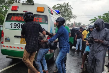 கொங்கிரீட் கல்லில் மோதிய முச்சக்கரவண்டி ; பலர் படுகாயம்