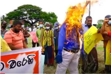 மகிந்தானந்தாவின் “கொடும்பாவி” எரித்து ஆர்ப்பாட்டம் செய்த விவசாயிகள்!