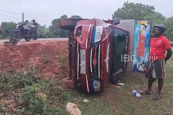 யாழில் இருந்து சென்ற வாகனம் திருகோணமலையில் விபத்து | Vehicle Travelling From Jaffna Derailed In Trinco யாழில் இருந்து சென்ற வாகனம் திருகோணமலையில் விபத்து | Vehicle Travelling From Jaffna Derailed In Trinco