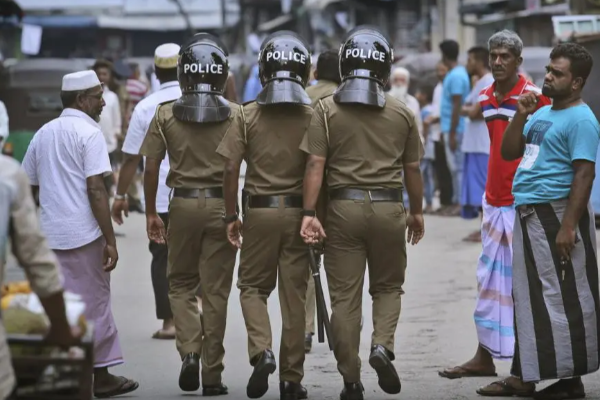 தமிழர் பிரதேசத்தில் கொடூரம்: பேருந்துக்குள் புகுந்து சரமாரியாக வெட்டப்பட்ட நீதிமன்ற சாட்சிகள் | Masked Gang Attacks Five Court Witnesses In Muthur தமிழர் பிரதேசத்தில் கொடூரம்: பேருந்துக்குள் புகுந்து சரமாரியாக வெட்டப்பட்ட நீதிமன்ற சாட்சிகள் | Masked Gang Attacks Five Court Witnesses In Muthur
