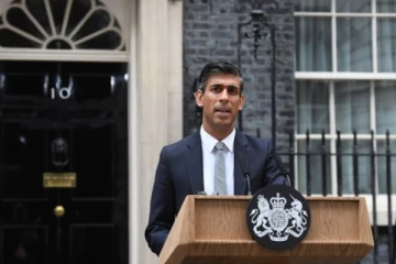 இங்கிலாந்தை ஆட்சி செய்யும் இந்திய வம்சாவளி நபர்! யார் இந்த ரிஷி சுனக்? பலரும் அறியாத சுவாரசிய தகவல்