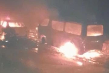 இரவில் தீப்பற்றி எரிந்த ஆடம்பர வாகனங்கள்