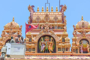 நல்லூர் வரவேற்பு வளைவில் சேவல் கொடி கட்டும் நிகழ்வு (Photos)