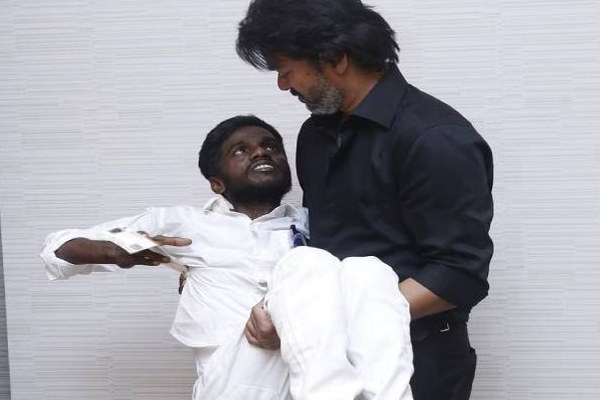 ரசிகர் ஒருவருக்கு இன்ப அதிர்ச்சி கொடுத்த நடிகர் விஜய்! வைரல் புகைப்படம் | Actor Vijay Gave Surprise To A Disabled Fan Photo