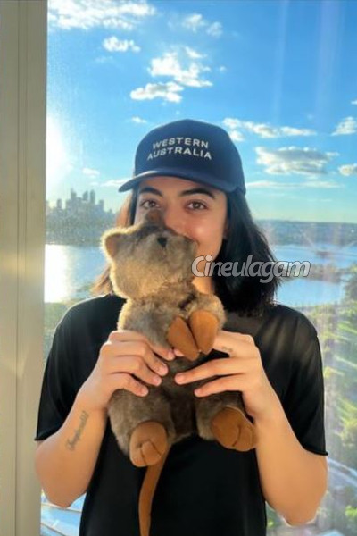 சிறுவயதில் செம கியூட்டாக இருக்கும் இந்த நடிகை யார் என்று தெரிகிறதா?- டாப் நாயகி தான் | Do You Know Who Is This Girl In The Photo