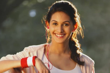 அனேகன் பட நடிகையா இப்படி.. எல்லைமீறிய உடையில் வெளியிட்ட புகைப்படங்கள்