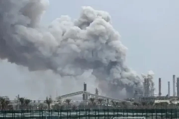 යුද උණුසුමෙන් කුවේට් ගිනි ගනී - ප්‍රධාන තෙල් පිරිපහදුවකට එල්ල වූ ප්‍රහාරය නිසා ඇති වූ තත්ත්වය පාලනය කිරීමට දැඩි උත්සාහයක්