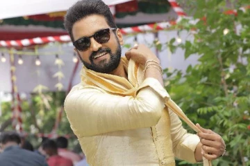 சந்தானம் கோபுரத்தில் ஏற்றிவிட்ட ஒரு குப்பை!! மோசமான கலாய்த்து தள்ளிய பிரபலம்..