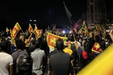 நாட்டை அழிக்காமல் உடனடியாக பதவி விலகுங்கள்! கொந்தளித்த இலங்கை பிரபலத்தின் மனைவி