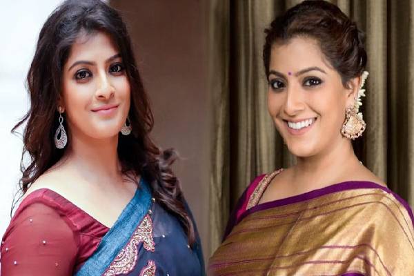 திருமண நாளுக்கு இப்படியொரு பரிசா? வரலட்சுமிக்கு சர்ப்ரைஸ் கொடுத்த கணவர் நிக்கோலாய்! | Actress Varalakshmi First Marriage Anniversary