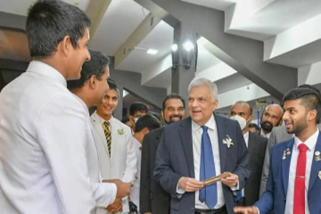 ආනන්ද විද්‍යාලයේ සියලුම "මිරිස් පෑන්" ජනපති මිලදී ගයි - (PHOTOS)