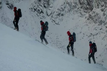 நேபாளத்தில் கடுமையான பனிச்சரிவில் சிக்கி ஏழு பேர் பலி