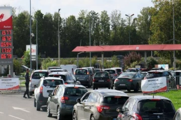 பிரான்ஸில் நீண்ட வரிசையில் நிற்கும் வாகனங்கள்! வெளியான காரணம்