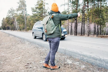 சுவிஸில் யாருடைய கார் என்று தெரியாமல் லிப்ட் கேட்ட இரு பெண்கள்! காத்திருந்த இன்ப அதிர்ச்சி., குவியும் பாராட்டு