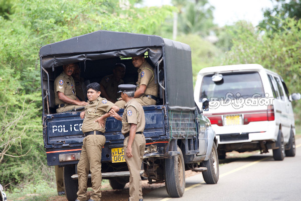 முல்லைத்தீவில் கோட்டாபய கடற்படை முகாமிற்கான நில அளவீட்டு நடவடிக்கை மக்கள் எதிர்ப்பையடுத்து இடைநிறுத்தம் (VIDEO) | Sri Lanka Tamil People Land