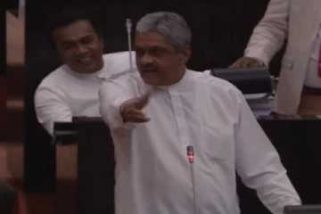 ஜே.வி.பியினரே காற்சட்டை அணிய கற்றுக்கொடுத்தனர்: வீரவங்சவை சாடிய சரத் பொன்சேகா