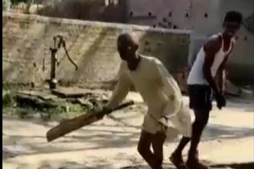 கோலிக்கு சிக்சரில் டஃப் கொடுக்கும் தாத்தா... செம எனர்ஜி ! என்ன ஒரு அழகிய சிரிப்பு