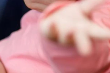 නිවසක බිත්තියක් කඩා වැටී අවුරුදු 3ක මල් කකුළක් පරව යයි