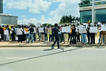 தமிழகத்தில் ஜல்லிகட்டு போராட்டம் போல.....கொழும்பில் திரண்ட  மாணவர்கள் !