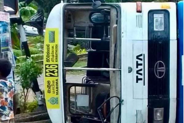 பேருந்து விபத்தில் சிக்கி 9 பாடசாலை மாணவர்கள் படுகாயம்! | 12 School Students Injured In Bus Accident