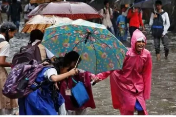 இலவச பாடப்புத்தகங்கள், சீருடைகளை தொடர்ந்து பள்ளி மாணவர்களுக்கு இலவச ரெயின் கோட் மற்றும் பூட்ஸ்? - அரசு பரிசீலனை