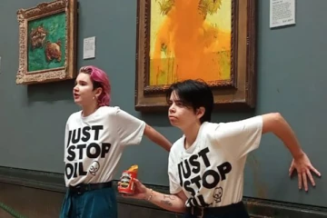 3000 கோடி ரூபாய் ஓவியத்தின் மீது தக்காளி சூப்பை வீசிய இளம் பெண்கள் கைது