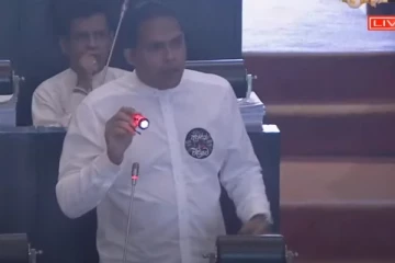 மின் பந்தங்களுடன் நாடாளுமன்றத்திற்கு சென்ற எதிர்க்கட்சியினர்