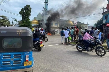 கிண்ணியாவில் தாக்கப்பட்ட ஊடகவியலாளர்கள்- பெறுமதியான அலைபேசியும் பறிமுதல்!