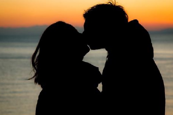 உதட்டு முத்தம் பிறந்து எத்தனை ஆண்டுகள் ஆகிறது தெரியுமா? ஆய்வில் ருசிகர தகவல் | First Lip Kiss Dates Back 2 Crore Years உதட்டு முத்தம் பிறந்து எத்தனை ஆண்டுகள் ஆகிறது தெரியுமா? ஆய்வில் ருசிகர தகவல் | First Lip Kiss Dates Back 2 Crore Years