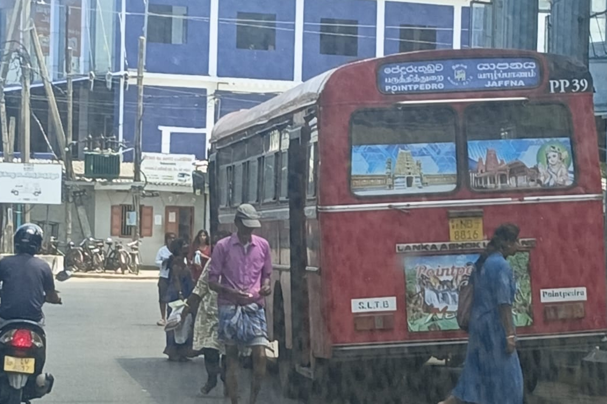 யாழில் உயர்தர பரீட்சைக்கு தோற்றும் மாணவர்களை அவதிக்கு உள்ளாக்கிய அரச பேருந்து! | Students Suffer Due To Bus Competition In Jaffna யாழில் உயர்தர பரீட்சைக்கு தோற்றும் மாணவர்களை அவதிக்கு உள்ளாக்கிய அரச பேருந்து! | Students Suffer Due To Bus Competition In Jaffna