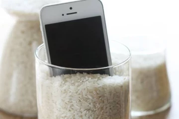 Smartphone-ஐ அரிசியில் போட்டு வைத்தால் என்ன நடக்கும் தெரியுமா? இது சூப்பர் ஐடியாவா இருக்கே!