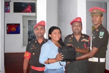 இராணுவ அதிகாரியின் மனிதாபிமான செயலால் நெகிழ்ச்சியடைந்த வெளிநாட்டு சுற்றுலாப்பயணி