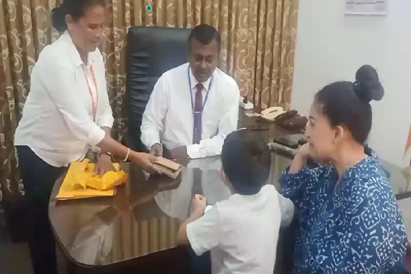 பிரித்தானிய பெண்ணை நெகிழ்ச்சியடைய வைத்த இலங்கையர்களின் மனிதாபிமானம் | Humanity Of Sri Lankans British Woman Happy பிரித்தானிய பெண்ணை நெகிழ்ச்சியடைய வைத்த இலங்கையர்களின் மனிதாபிமானம் | Humanity Of Sri Lankans British Woman Happy