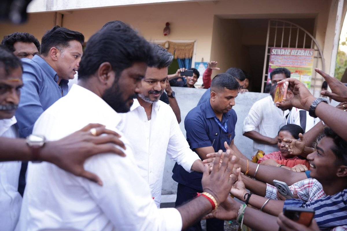 வாசலில் விசில் கோலமிட்ட விஜய் - வீடு வீடாக சென்று வாக்கு சேகரிப்பு | Tvk Vijay Went Door To Door Canvas In Perambur