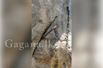 වසර 1,300 ක් පුරාවට ගලක සිරවී තිබූ අභිරහස් පුරාවෘත්ත ප්‍රංශ කඩුව අතුරුදහන් වේ..